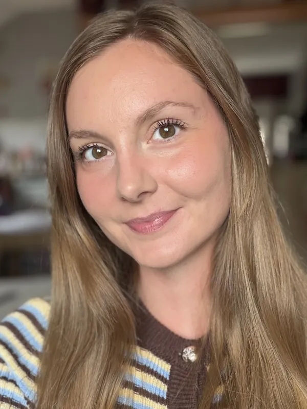 Portrait de la praticienne, souriante